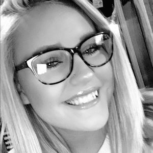 Meet your Posher, Caitlin